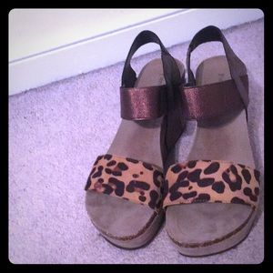 Like new Pierre Dumas sz 10 leopard print shoes